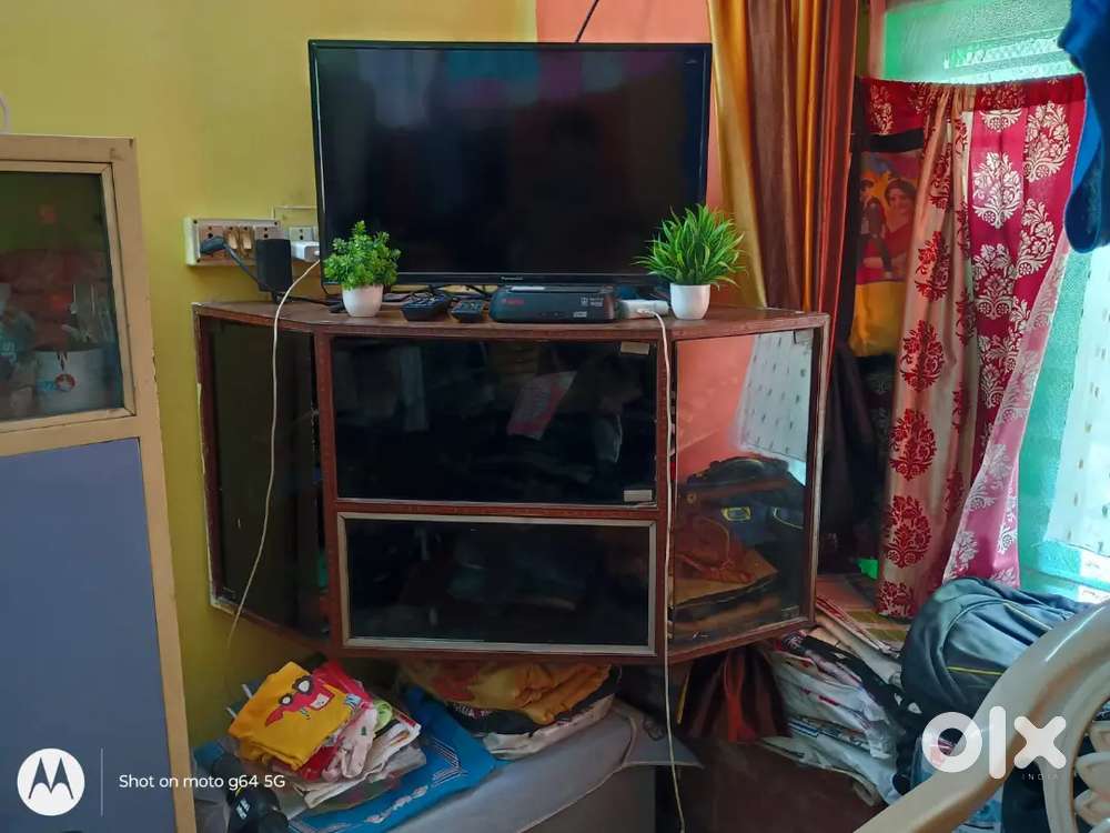 Wooden TV showcase. Rs.3000/-