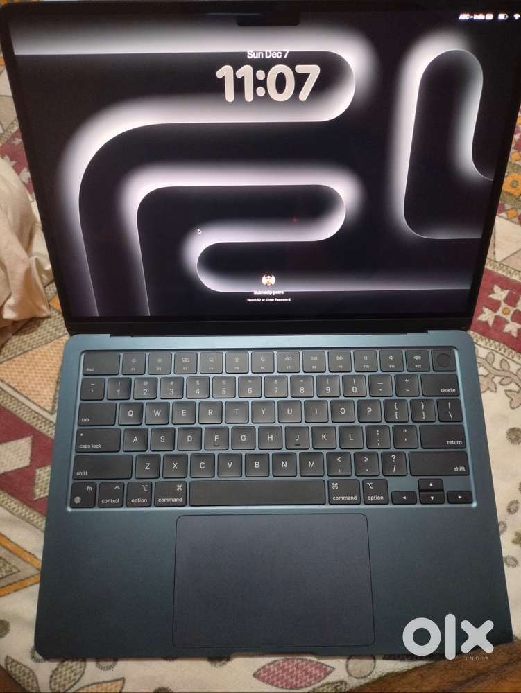 Mac book m2 8/256