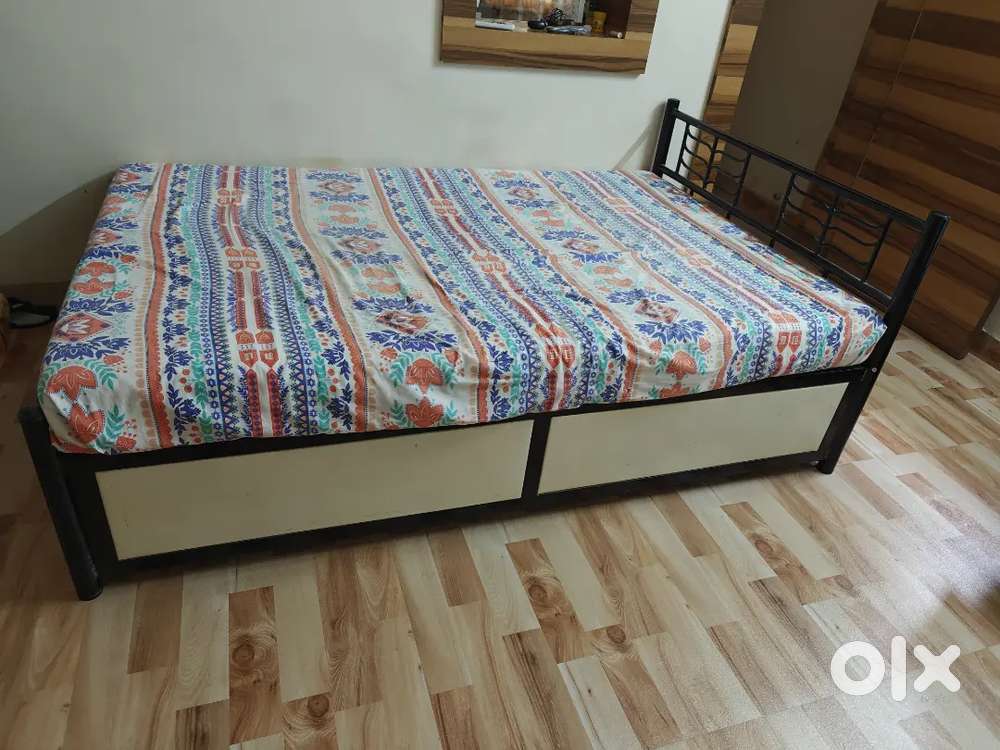 4*6 iron bed and mattress with hydrolic storage