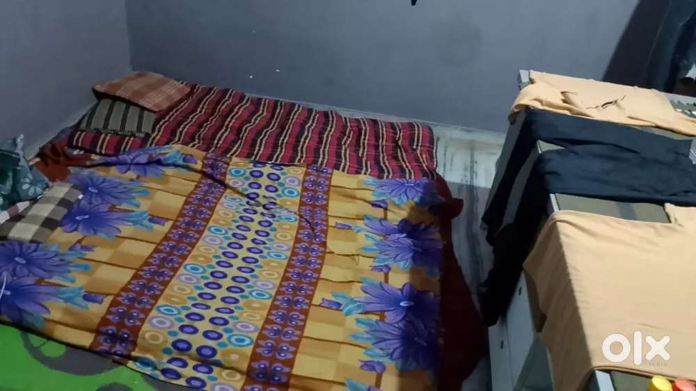 Single room available for bachelors