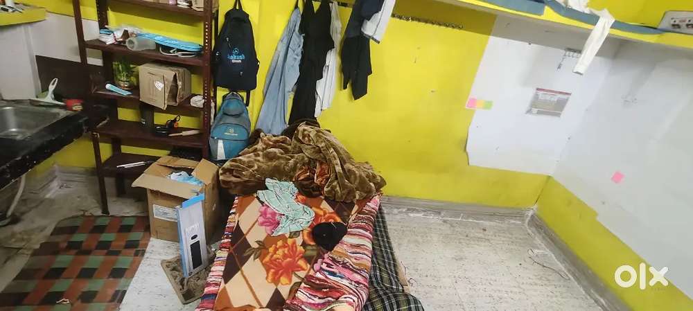 Makan malik nhi rhta hai full condition kitchen bhi room me hai