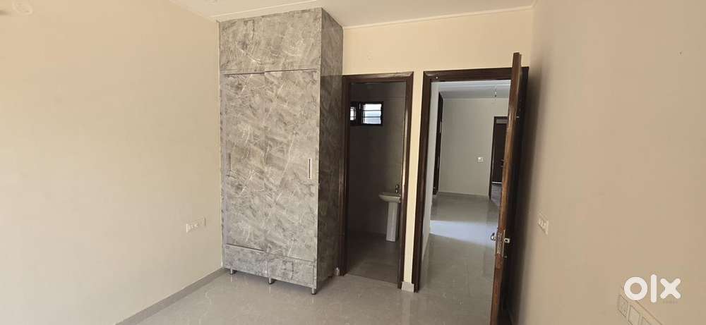 100 Gaj Ready to move fully furnished 2bhk flat for sale in just 37.90