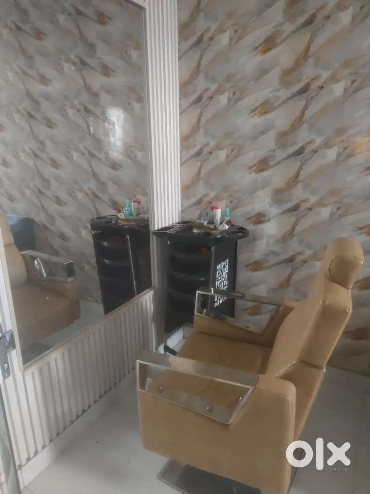 royal Serenity unisex salon and spa nehru nagar.