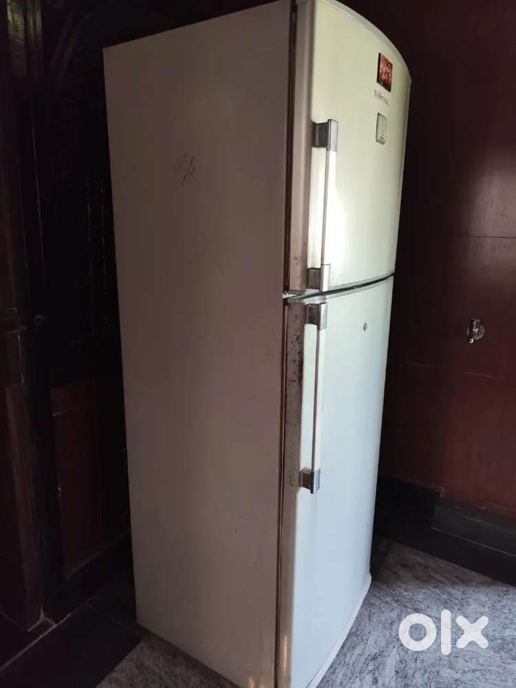 Electrolux Refrigerator 480 Ltr in working conditions for sale