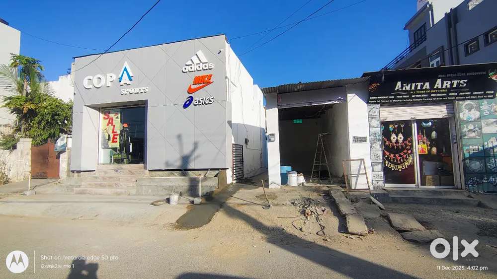 190 sq fit shop available with pop and tiles flooring