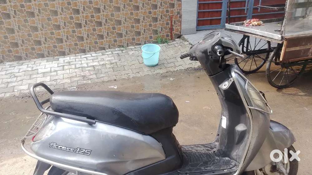 Access 125 best condition mein hai