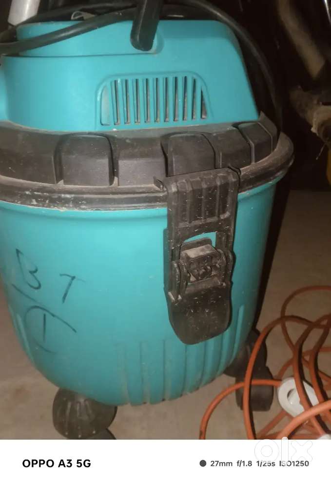 Vaccum cleaner and pressure motor