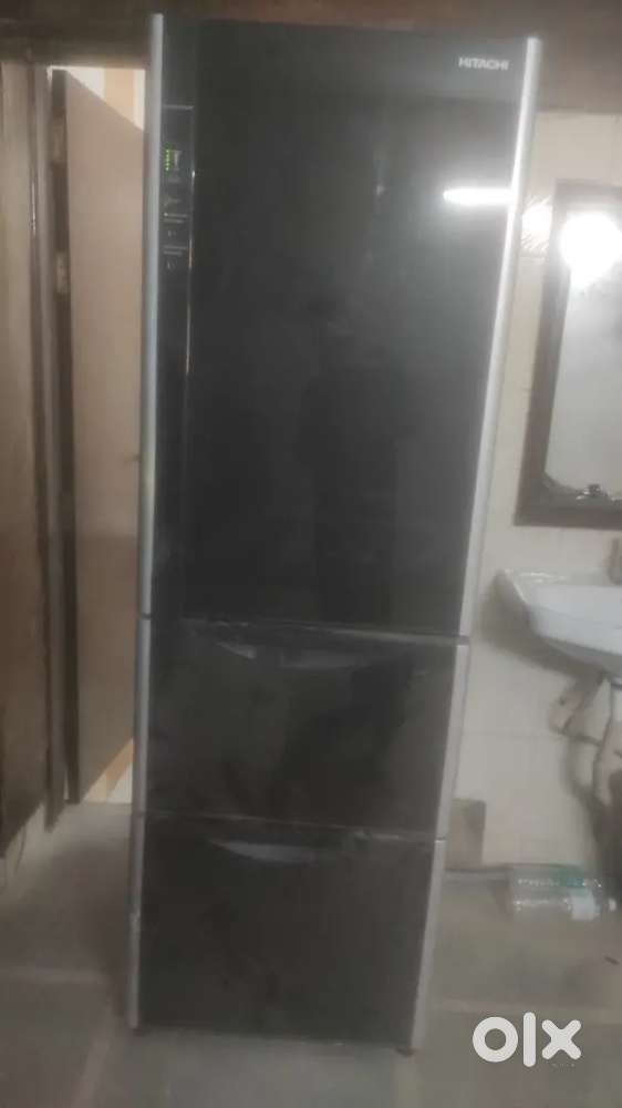 Hitachi ka fridge hai bahut Achcha chal raha hai teen darvaje wala