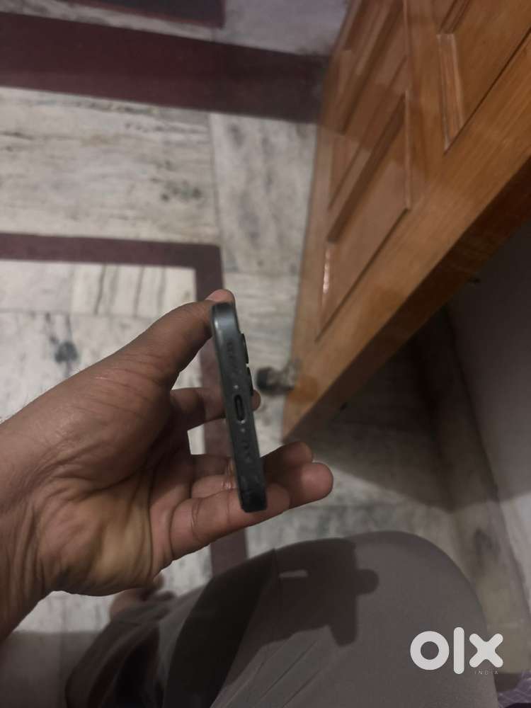 Iphone 15 pro black with 6 month insurence and warrenty