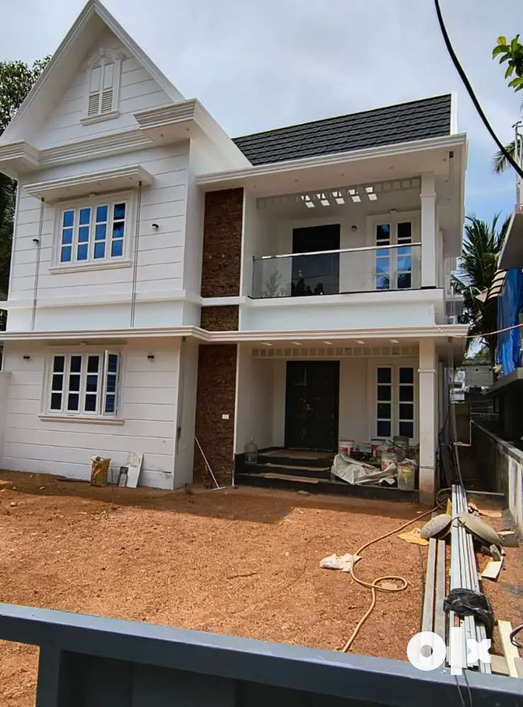 NEW LUXURY HOUSE FOR SALE IN MARADU.