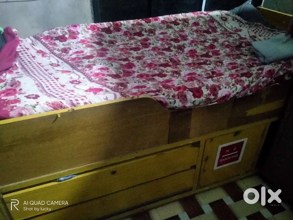 પેટી પલંગ છે