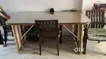 डाइनिंग टेबल