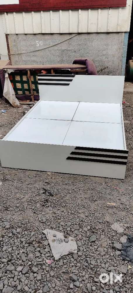 New Queen size without storage bed 5*6ft