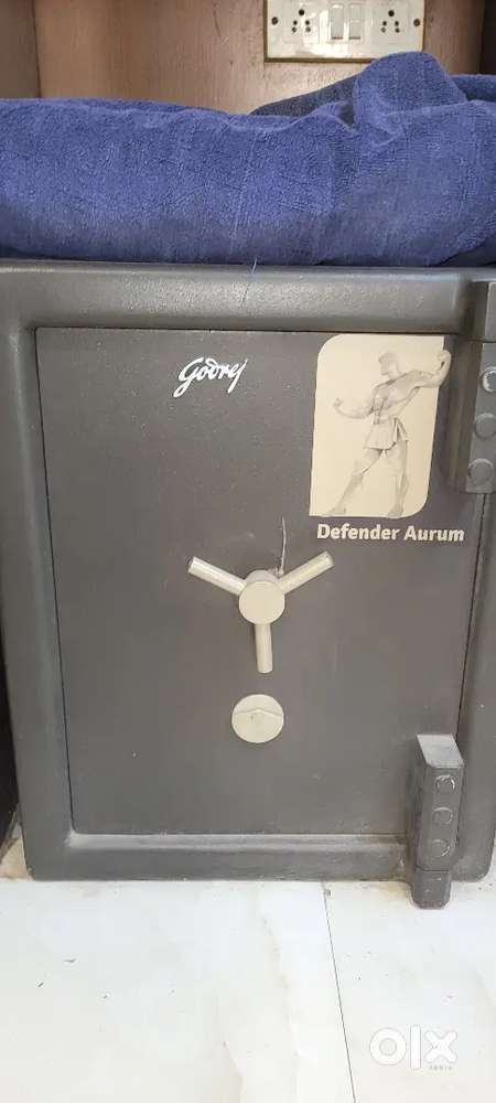Godrej defender aurum locker with all the original keys