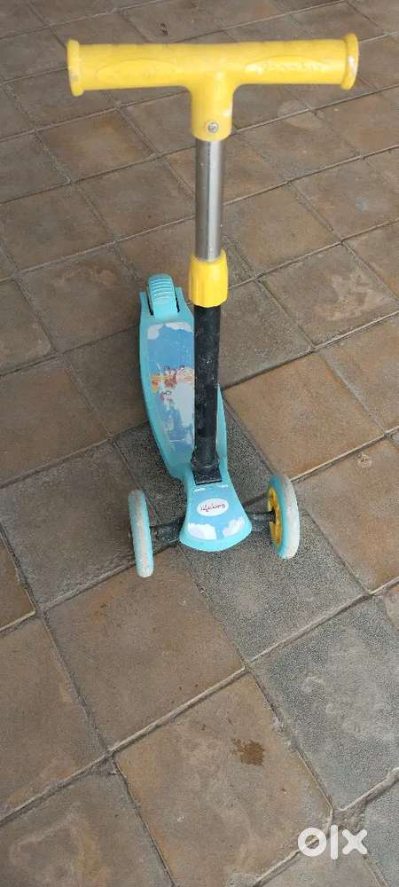 पानी फिल्टर मशीन और बच्चों का स्कूटर