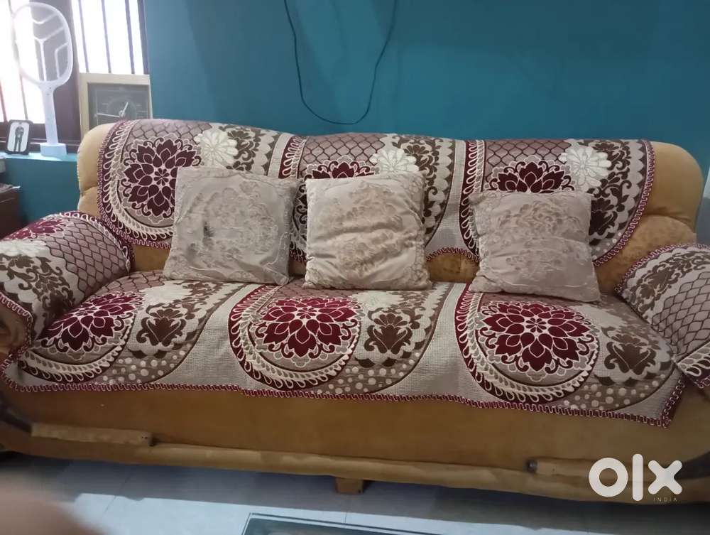 A comfortable 3 piece sofa set