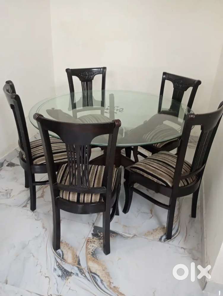 Glass top round dining table with 5 chairs very good condition