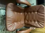 urban home Computertable table and Da urban leather Chair 1yr