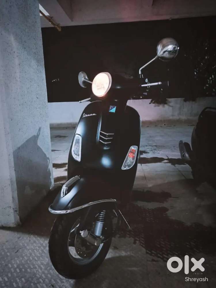 Vespa Matt Black 125cc