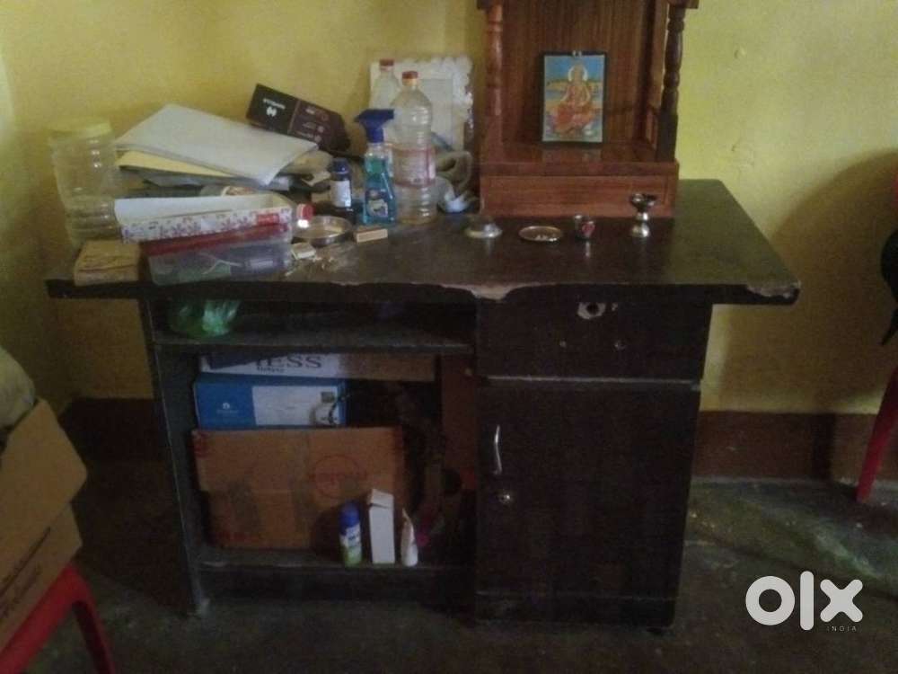 1 Computer Table, 1 Chair, 4 Plastic Chair and 1 Self Table se