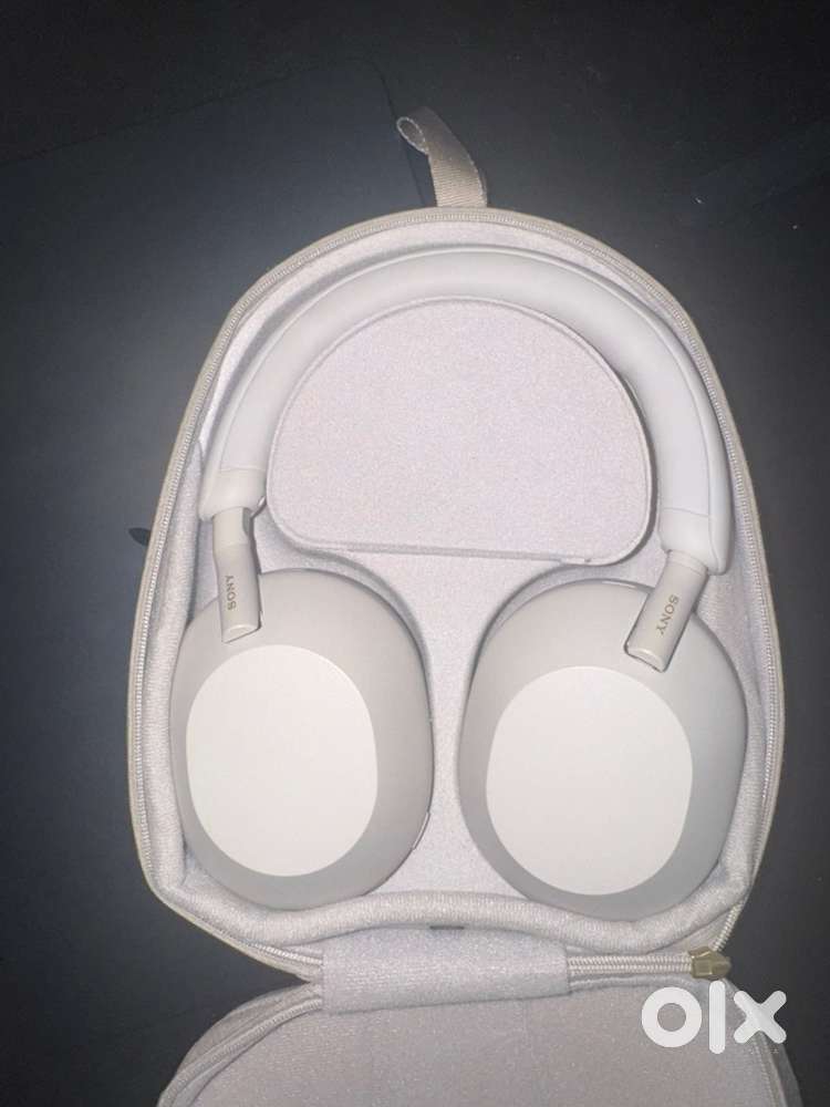 Sony XM5 headphones