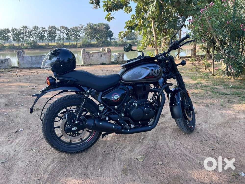 RE Hunter 350 Black-Grey; Clean look bike
