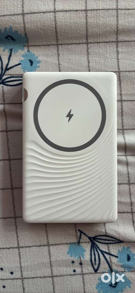 Wireless power bank for iPhone can charge android too with usb cable
