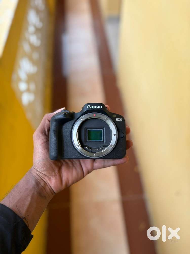 Cannon R100 Mirror less camera, With full kit.