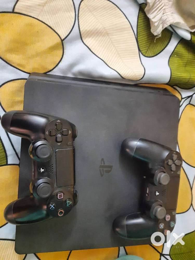 PS4 500 GB Slim Edition Plus 2 Controllers and 5 game discs