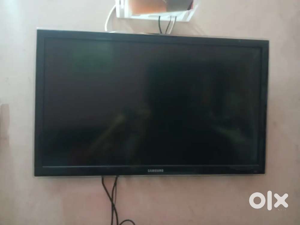 Samsung 32 inches TV,not in working condition but it can be repair.