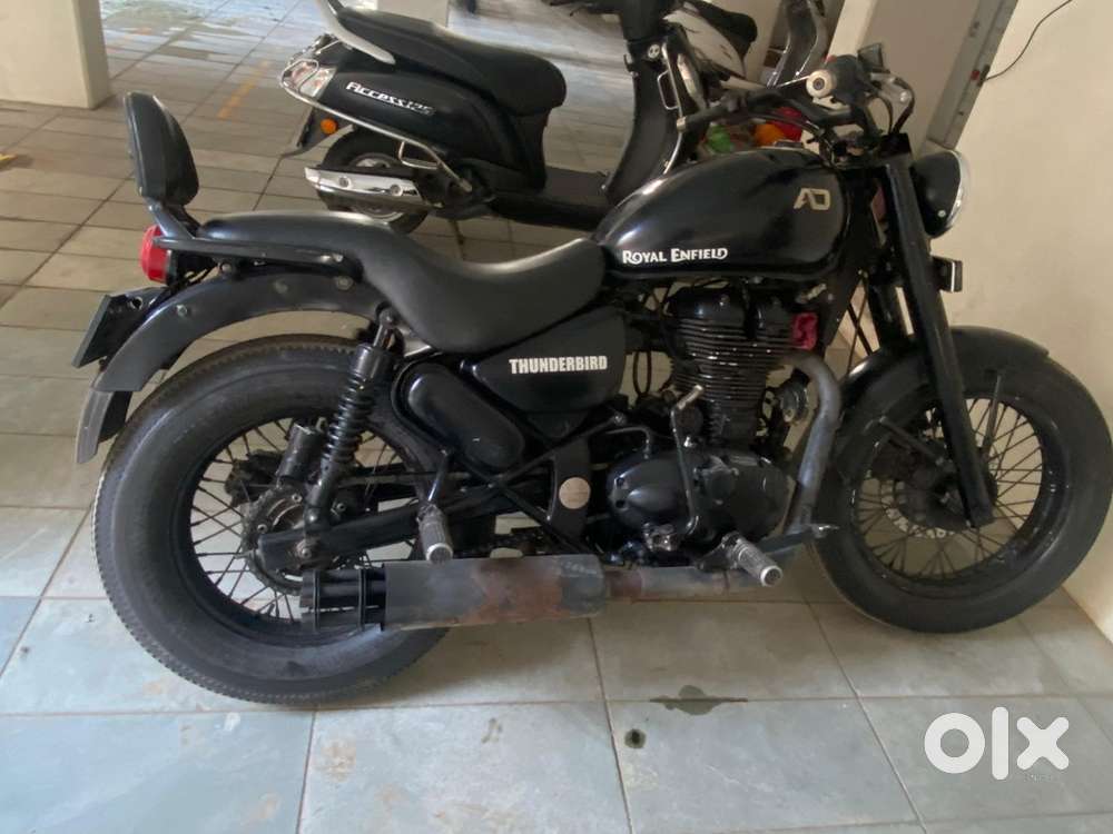 Dashing look with chopper handle and very quick pickup in black colour