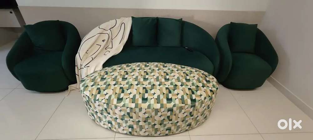 Stylish 3+1+1 Curved Sofa Set with Center Table – Excellent Condition