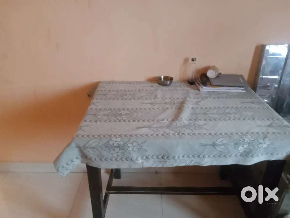 Study table on sale, kahin per tuta nahin Hai