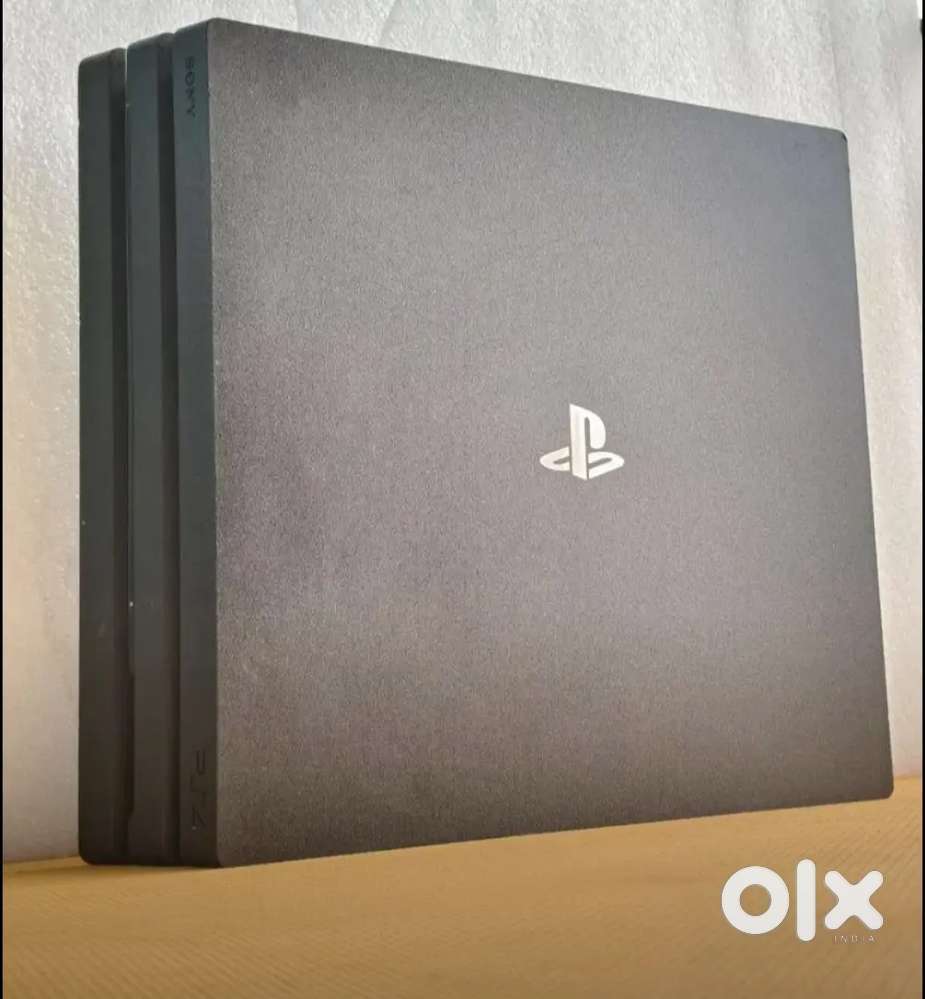 PS4 PRO 1 TB WITH  2 DUALSHOCK CONTROLLER