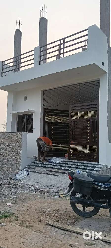 बहुत ही खूबसूरत मकान मजबूती के साथ एक बार देखने पर तुरंत पसंद आजाएगा