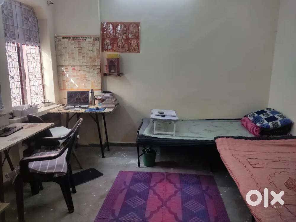 Female roommate student only