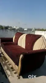 Sofa seth bechna h 5seater back side se thoda Fata hua h