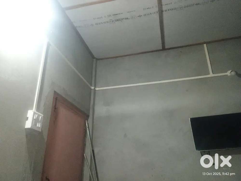 Available rent room for working women