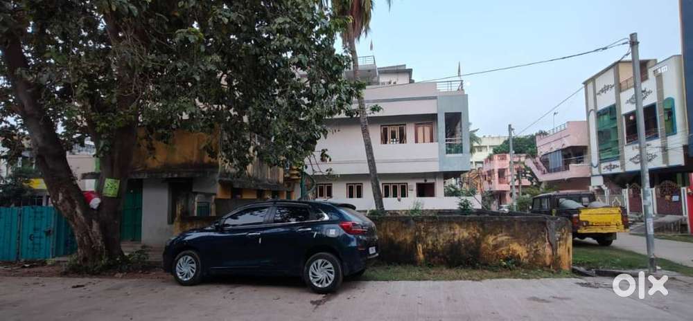 old house in prime location for sale in Weavers colony Rajahmundry