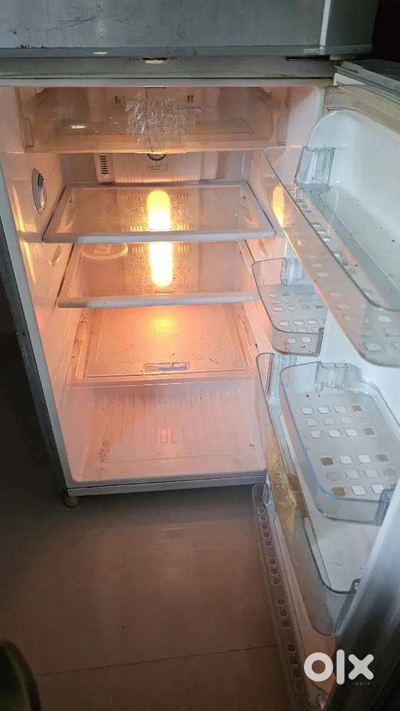 SAMSUNG  fridge GOOD working for 2500(negotiable)
