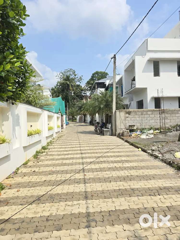 10CENT HOUSE PLOT VATTIYOORKAVU 100MTR AWAY MAIN ROAD BUS STOP