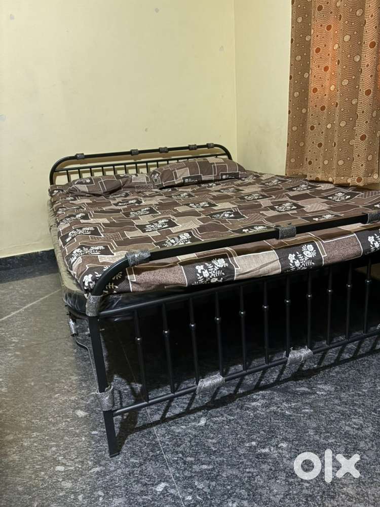 Queen size Foldable metal bed frame with mattress
