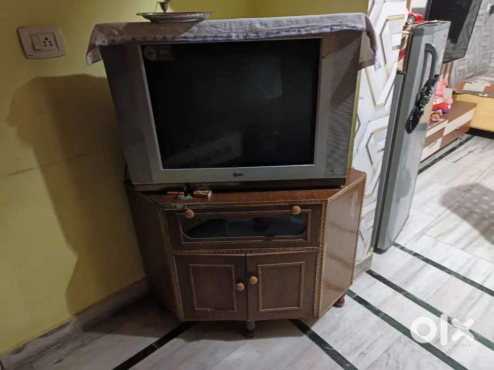 LG TV 27 GOLDEN EYE SERIES WITH WOODEN CORNER