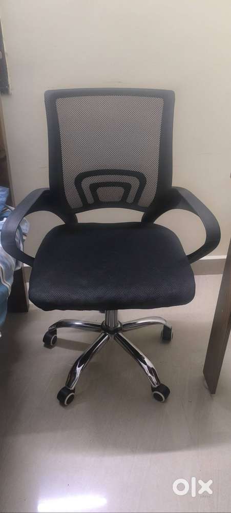 Rolling Chair with Metal Pedestal