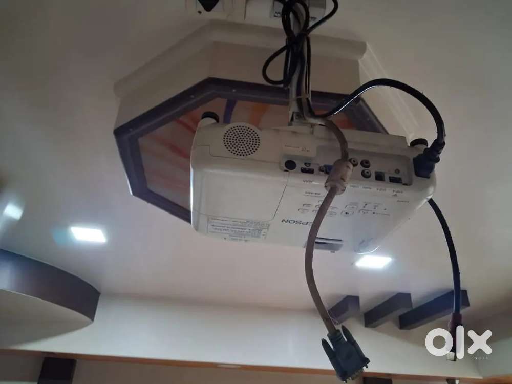 Epsone EB X05 PROJECTOR