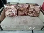 Sofa with 5 cushions