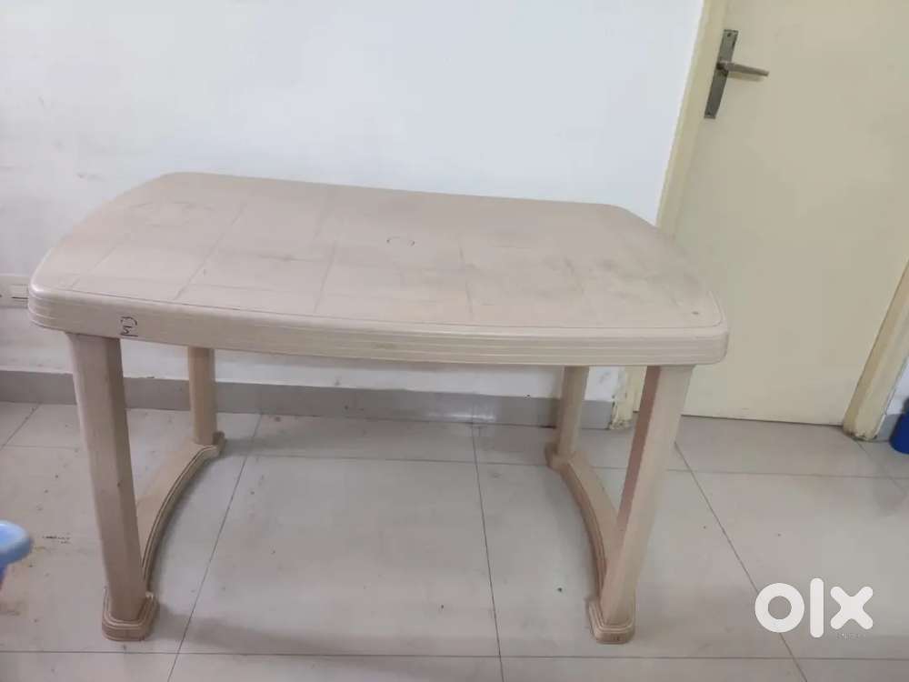 Plastic nude table