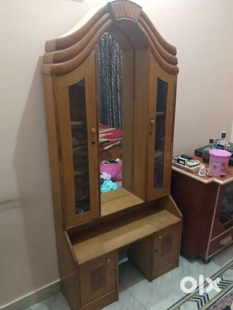 ड्रेसिंग कांच वाली मजबूत बोर्ड की बनी हुई है ओके कंडीशन नो प्रॉब्लम