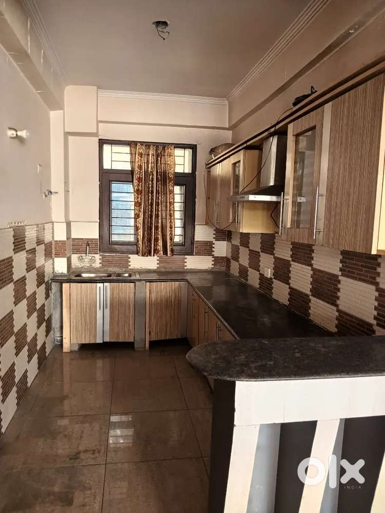 Gaur gracious society 3 bhk flat available in good location