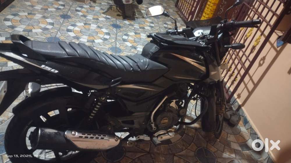 150 Pulsar black colour